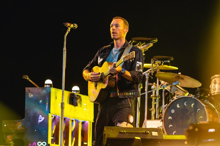 By Raph_PH - Coldplay_Glasto24_290624 (23), CC BY 2.0,